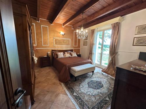 Un dormitorio con una cama y una ventana grande. en Appartamento Florinella, en Ospedaletto