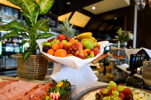 a bowl of fruit on a counter in a store at Best Western Hotel Hohenzollern in Osnabrück