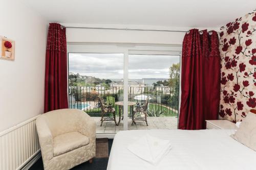 A bed or beds in a room at Nethway Hotel