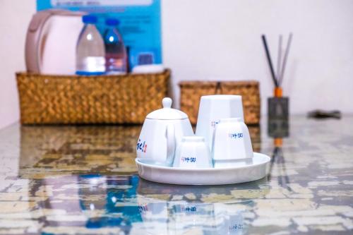 a table with three coffee cups on top of it at 平潭游记猫头墘古村落 in Pingtan