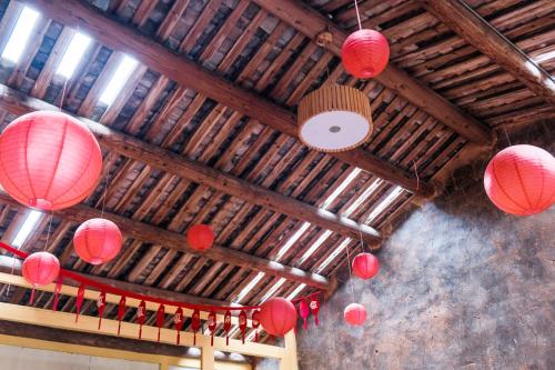 a room with red lanterns hanging from the ceiling at 平潭游记猫头墘古村落 in Pingtan