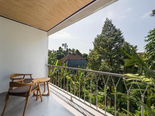 balcone con sedia e vista sugli alberi di Tenkangin Homestay ad Ubud