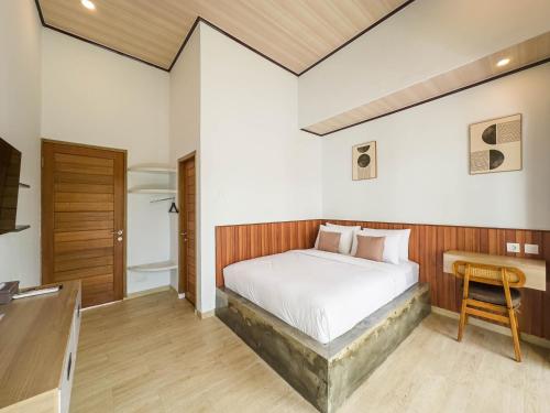 una camera con letto e un bagno con doccia di Tenkangin Homestay ad Ubud