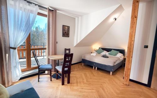 Un pat sau paturi într-o cameră la Apartamenty Benjamin