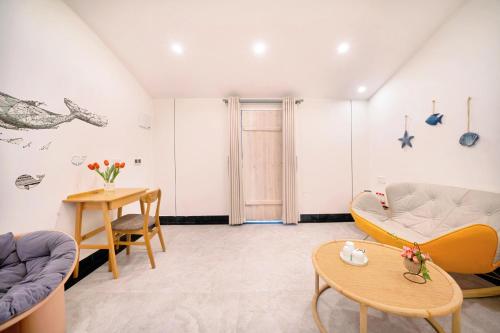 a living room with a couch and a table at 平潭游记猫头墘古村落 in Pingtan