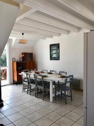 une salle à manger avec une table et des chaises dans l'établissement Le Galion Beach, au Croisic