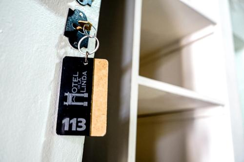 a tag on a door with a keychain at Hotel de la Linda in Salta