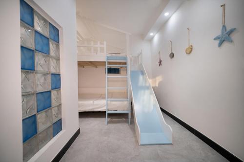 a room with a bunk bed and a staircase at 平潭游记猫头墘古村落 in Pingtan