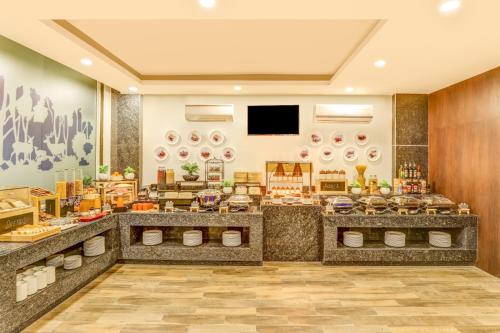 um lobby de uma loja com um balcão em N3N Ganga Retreat by Stotrak em Rishikesh