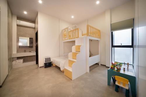 a bedroom with a bunk bed and a desk at 平潭游记猫头墘古村落 in Pingtan