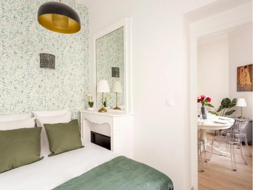 Posteľ alebo postele v izbe v ubytovaní Cozy Apartment - Champs Elysees - Wagram
