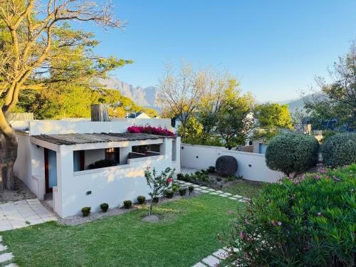 Κήπος έξω από το Residence Vive la Vie