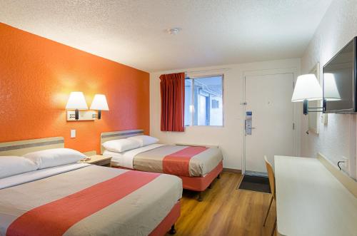 מיטה או מיטות בחדר ב-Motel 6- Denver, CO Downtown