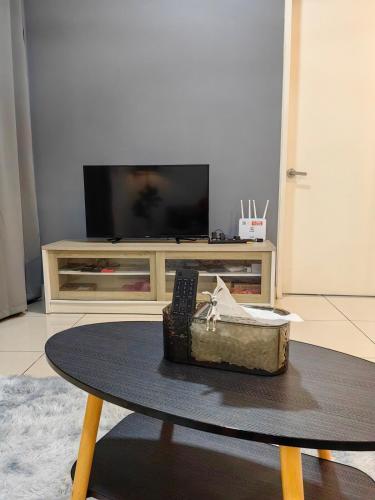 Una televisión o centro de entretenimiento en Warmth Nest4U Homestay Butterworth