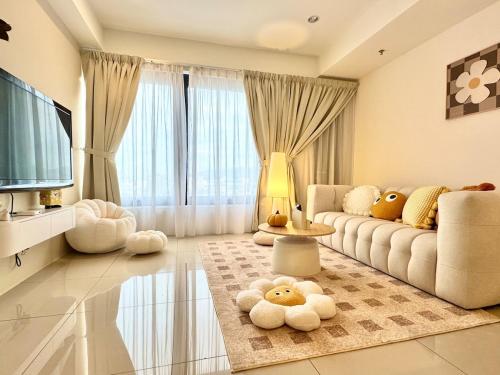 Posezení v ubytování Tropicana 218 Macalister #softcreamy #InfinityPool #7pax #3BR2bath #Quality well maintained #Private host