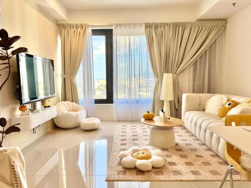 TV a/nebo společenská místnost v ubytování Tropicana 218 Macalister #softcreamy #InfinityPool #7pax #3BR2bath #Quality well maintained #Private host