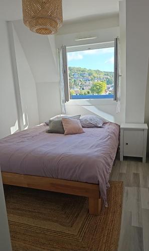 un lit dans une chambre avec une grande fenêtre dans l'établissement Spot idéal à 800m de la plage, à Blonville-sur-Mer