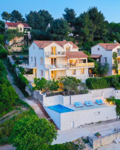 Πισίνα στο ή κοντά στο VILLA PHILIPPA - luxurious five-room villa - idyllic location - first row to the sea - spectacular view of the sea bay - unforgettable sunsets - 15 minutes from Supetar ferry port - free parking - private pool