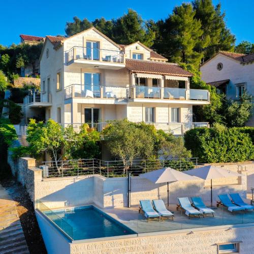 Πισίνα στο ή κοντά στο VILLA PHILIPPA - luxurious five-room villa - idyllic location - first row to the sea - spectacular view of the sea bay - unforgettable sunsets - 15 minutes from Supetar ferry port - free parking - private pool