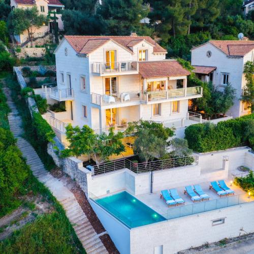 Πισίνα στο ή κοντά στο VILLA PHILIPPA - luxurious five-room villa - idyllic location - first row to the sea - spectacular view of the sea bay - unforgettable sunsets - 15 minutes from Supetar ferry port - free parking - private pool
