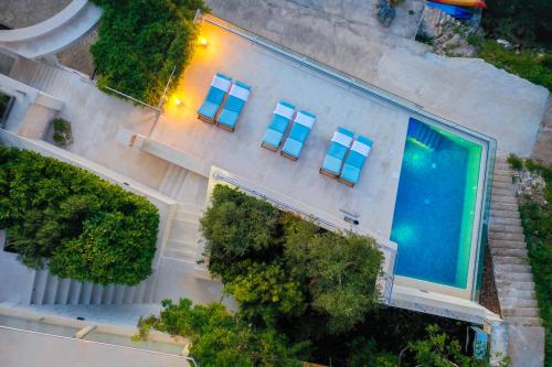 Πισίνα στο ή κοντά στο VILLA PHILIPPA - luxurious five-room villa - idyllic location - first row to the sea - spectacular view of the sea bay - unforgettable sunsets - 15 minutes from Supetar ferry port - free parking - private pool