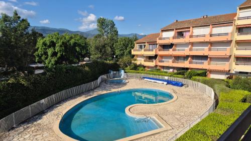une piscine devant un immeuble dans l'établissement Le Pré Catalan - Piscine en saison - En bord de mer - Accès animations - Commerce -Plage, à Argelès-sur-Mer