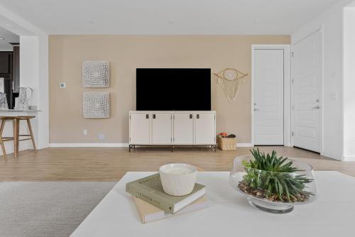 TV a/nebo společenská místnost v ubytování Luxe Queen Creek Home with Pool, Yard, Work Station
