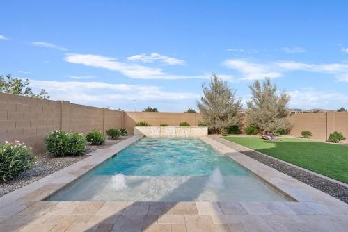 Bazén v ubytování Luxe Queen Creek Home with Pool, Yard, Work Station nebo v jeho okolí