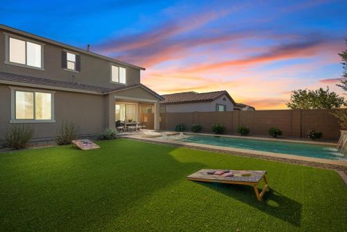 Bazén v ubytování Luxe Queen Creek Home with Pool, Yard, Work Station nebo v jeho okolí
