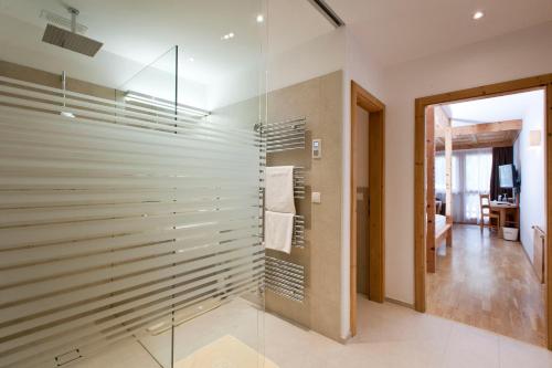 Bilik mandi di Wellnesshotel Mein Almhof Superior