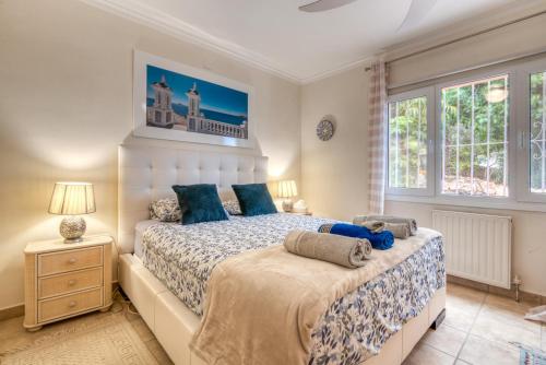 Postel nebo postele na pokoji v ubytování Villa Shalimar Moraira