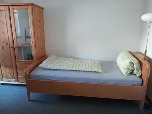 Ένα ή περισσότερα κρεβάτια σε δωμάτιο στο CityZimmer Eltmann