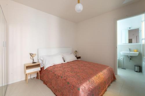 a white bedroom with a bed and a sink at Ampia Casa a due passi dalla Biennale in Venice