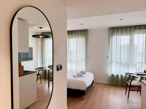 une chambre d'hôtel avec un miroir et une chambre dans l'établissement We Live Inn Sharies Reims B303, à Reims