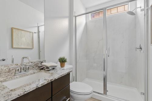 Bilik mandi di Cozy & Luxe Suite in Queen Creek