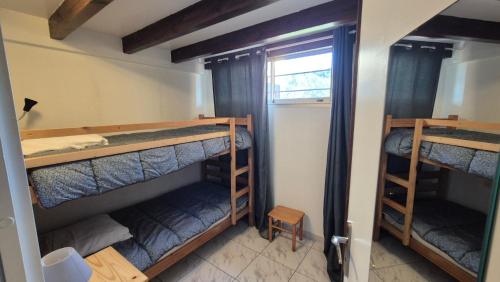 deux lits superposés dans une chambre avec fenêtre dans l'établissement Le Pré Catalan - Piscine en saison - En bord de mer - Accès animations - Commerce -Plage, à Argelès-sur-Mer