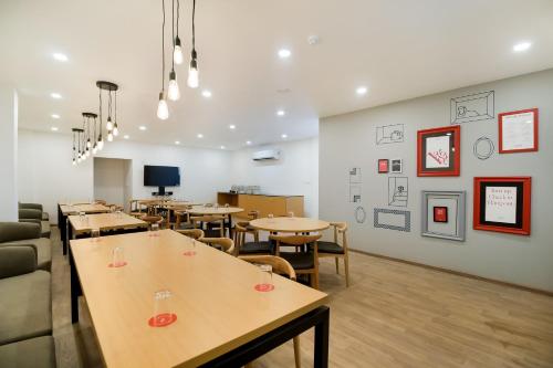 Телевизор и/или развлекательный центр в Townhouse The Awadh Airport Near Chaudhary Charan Singh International Airport