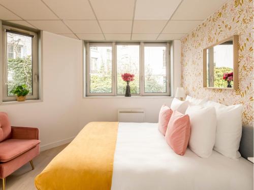 une chambre avec un grand lit blanc et des fenêtres dans l'établissement Merveil - Family Suite - Tour Eiffel - Viala I, à Paris