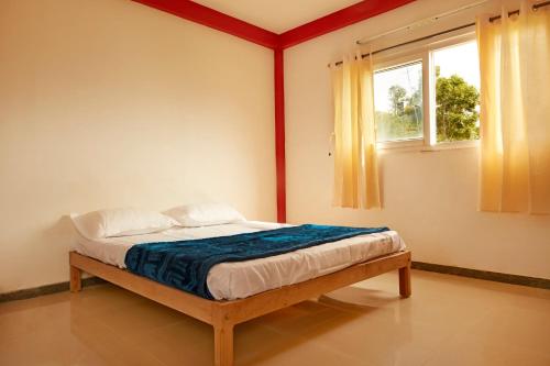 Ein Bett oder Betten in einem Zimmer der Unterkunft Grill & Chill by Bored Ape Hostels - Kotagiri