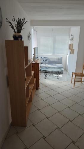 une grande pièce avec une pièce avec une table et une pièce avec dans l'établissement appartement bord de mer, à Frontignan