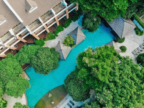 an overhead view of a pool of water with trees at Woodlands Hotel and Resort Pattaya in North Pattaya