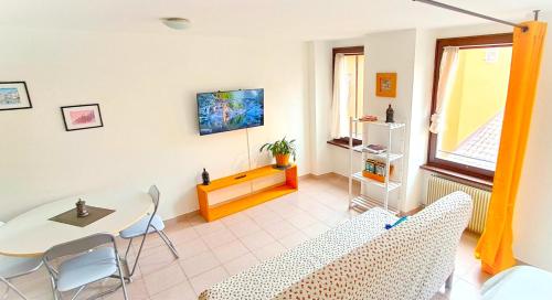 a living room with a couch and a table at NEL CUORE DEL FESTiVAL -CENTRALiSSiMO&STRATEGiCO- in Trento