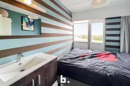 Giường trong phòng chung tại De Haan 2 kamer vlak aan zee