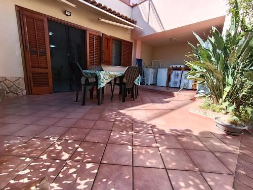 a patio with a table and chairs in a house at Guarda l'alba in Altavilla Milicia