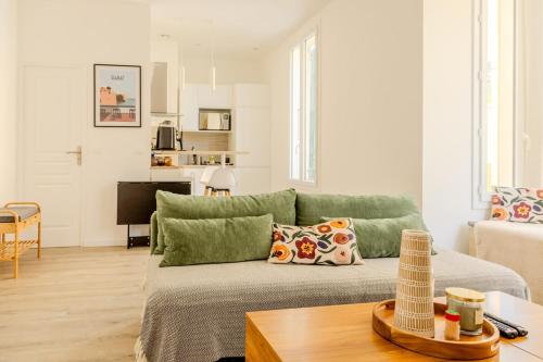 un salon avec un canapé et une table dans l'établissement Nice Magnan, Appartement proches plage et tramway, à Nice