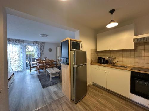 HagenにあるLandferienhaus Sonnenblumeのキッチン(冷蔵庫付)、ダイニングルーム