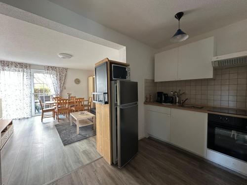 HagenにあるLandferienhaus Sonnenblumeのキッチン(冷蔵庫付)、ダイニングルーム