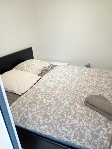 un lit défait dans une chambre avec un oreiller dans l'établissement Calm apartment with sea view, à Nice