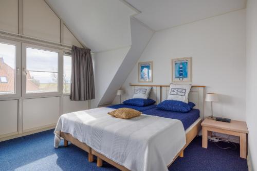 Giường trong phòng chung tại Waddenvilla 17