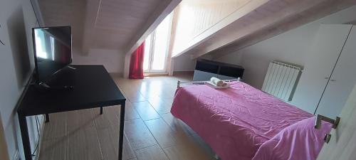 Pokój z różowym łóżkiem w pokoju w obiekcie Al Bivio w mieście Chieti